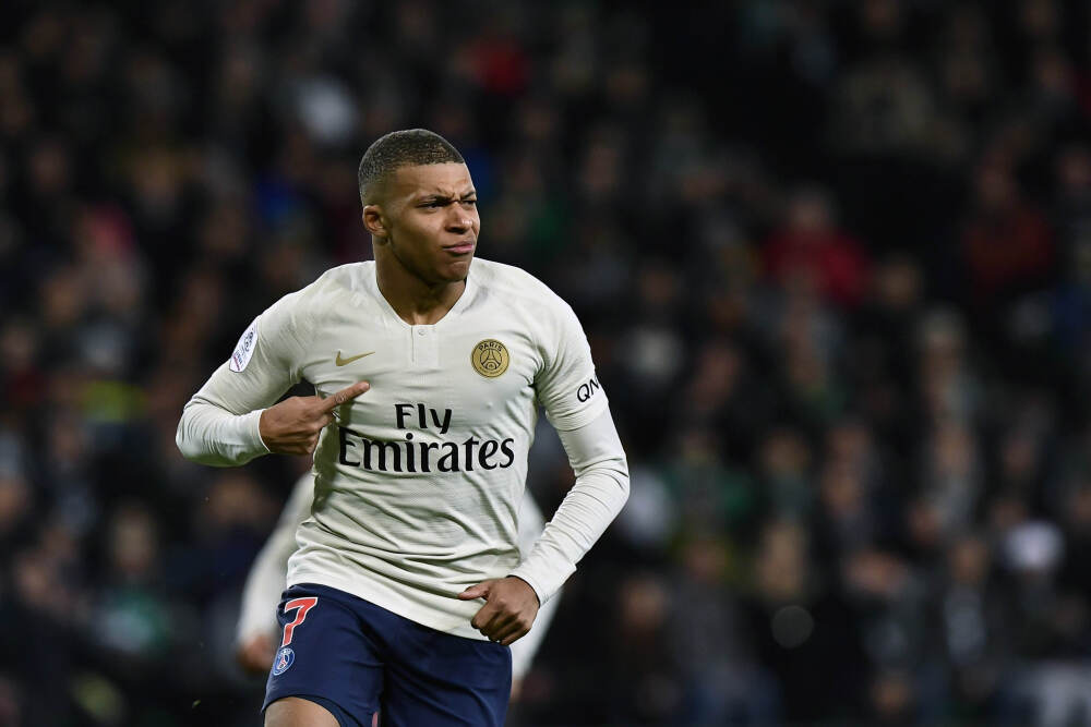 快船晒哈登与中国留学生约翰·郝拥抱照：感谢哈登的幸运符🤞